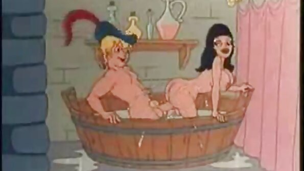 Korthåret blond MILF rir stesønnens pikk på kjøkkenbordet
