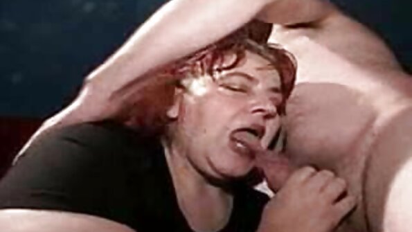 To babes snakker foran kameraet i denne scenen