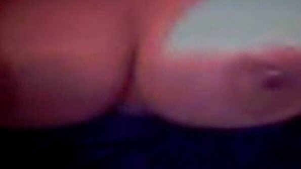 En sexy stesøster blir tatt for å gi en blåsejobb til broren sin her
