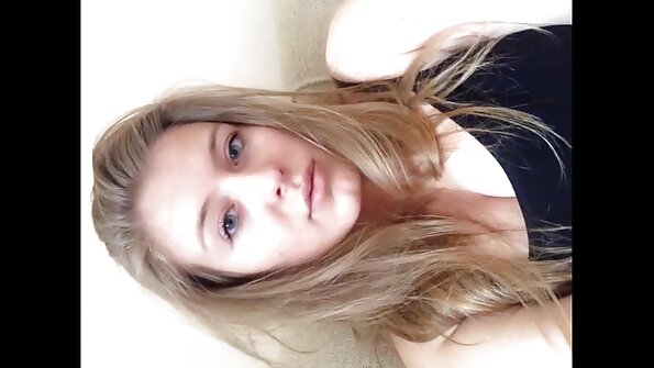 Velformet brunette og massør nyter hot sex
