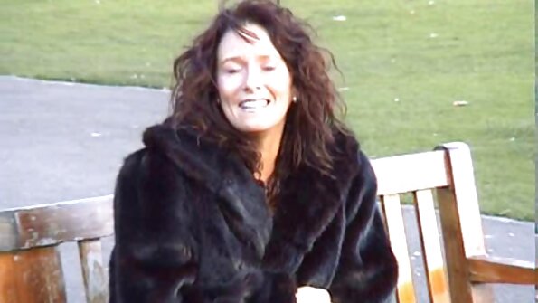 Lekker lepper pornostjerne Leigh Darby knuller en stor kuk