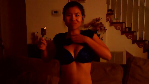 Blonde MILF feirer jul ved å ha sex med to stesønner