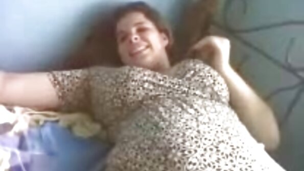 Måten til nytelse for skamløs babe er gjennom stebrors penis