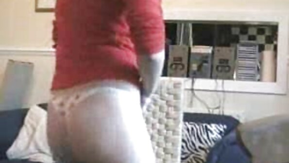 Skinny blondine tar modig gigantiske kuk inn i hennes stramme cunny