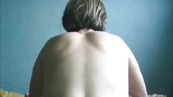 En nydelig kvinne har en pikk plassert inne i den barberte, stramme fitten